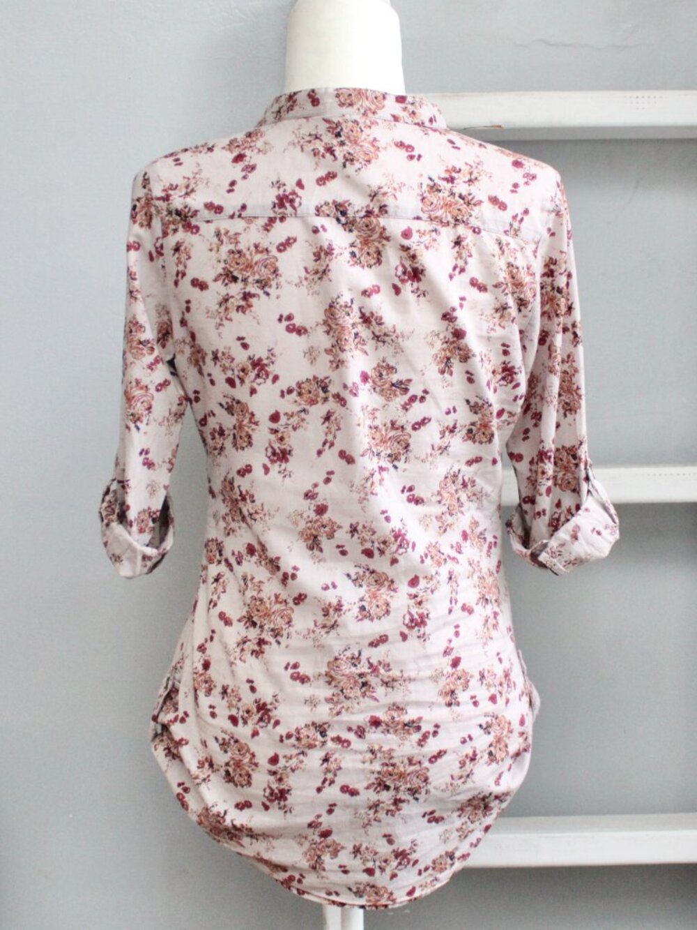 Daytrip Purple Red Floral Print pintuck Placket Button-Up 3/4 Top Blouse Medium - Picture 2 of 9